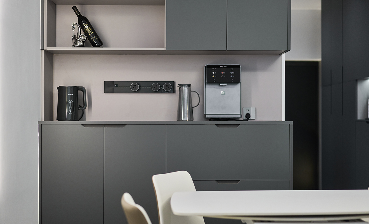 餐邊柜的設(shè)計(jì)，軌道插座，加上管線機(jī)，既保證了電器的使用效率，又保證了客戶的飲水要求，使用起來(lái)方便