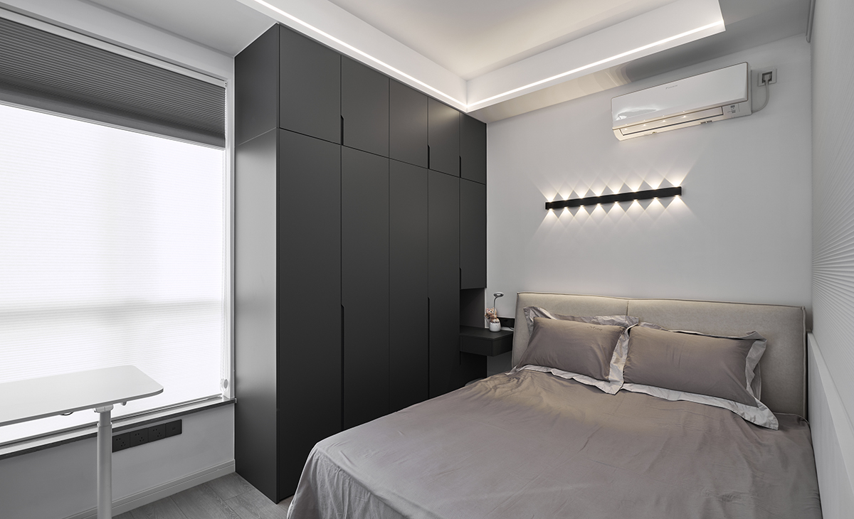 臥室面積不大，但合理的利用好空間也能滿足各種需求，衣柜延長(zhǎng)的床頭柜，摒棄了老式的床頭柜，形成一個(gè)整體的感覺，床頭的氛圍燈，想象一下，晚上關(guān)閉大燈，單獨(dú)打開氛圍燈，感覺一下子上來(lái)了