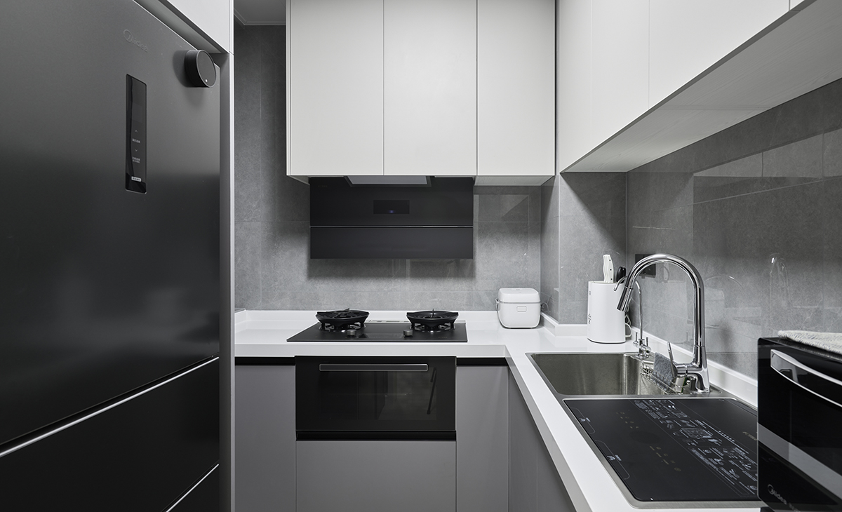 廚房占地5個(gè)平方，L型的櫥柜，加上方太的集成烹飪中心和水槽洗碗機(jī)，滿足了業(yè)主廚房的所有需求
