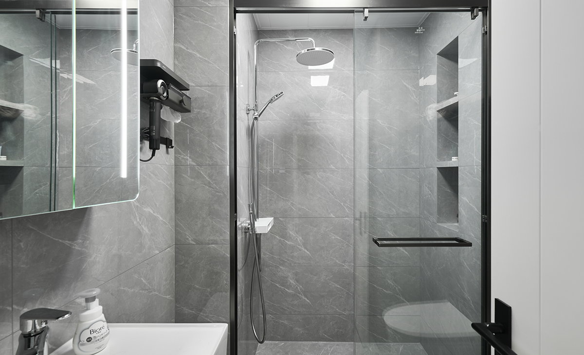 衛(wèi)生間干濕分離的設(shè)計(jì)，能滿足2人同時(shí)使用，壁龕的出現(xiàn)節(jié)省了原本不大的淋浴區(qū)域，使得空間利用最大化