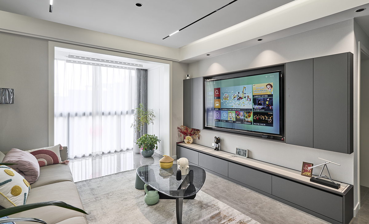 只做石膏板造型增加層次感，簡約硬裝搭配黑白灰低飽和色系軟裝。陽臺內(nèi)包，增加面積與視覺空間延長。客餐廳刷暖白色同色乳膠漆，空間顯大又通透 。