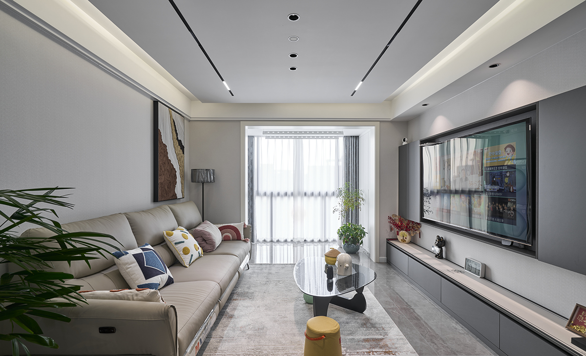 客廳整體注重通透感和簡潔性，減少隔斷。家具選擇簡約款式，如直線條的沙發(fā)、幾何造型的燈具等。可通過擺放綠植增加自然生機(jī) 。