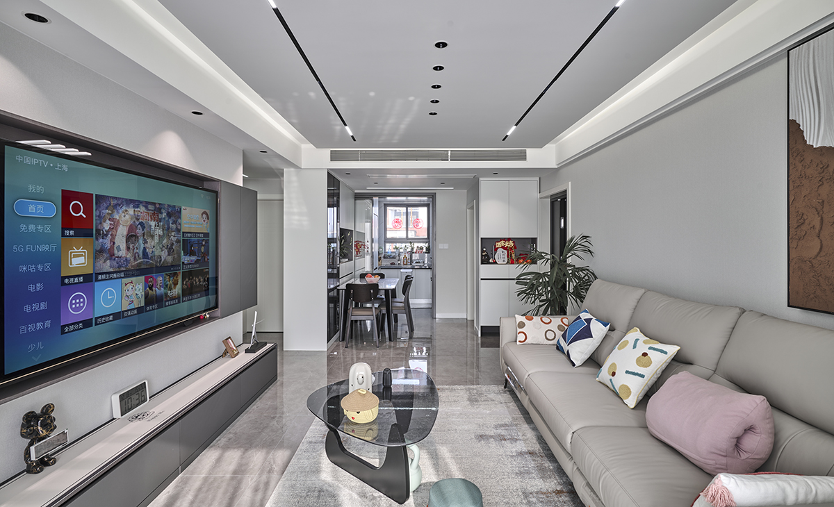 墻壁和天花板采用純白色，營造通透感，巨大窗戶引入自然光線，中性色大理石地板增添質(zhì)感和豪華感，灰色地磚與白色背景形成對比，營造高雅氛圍 。