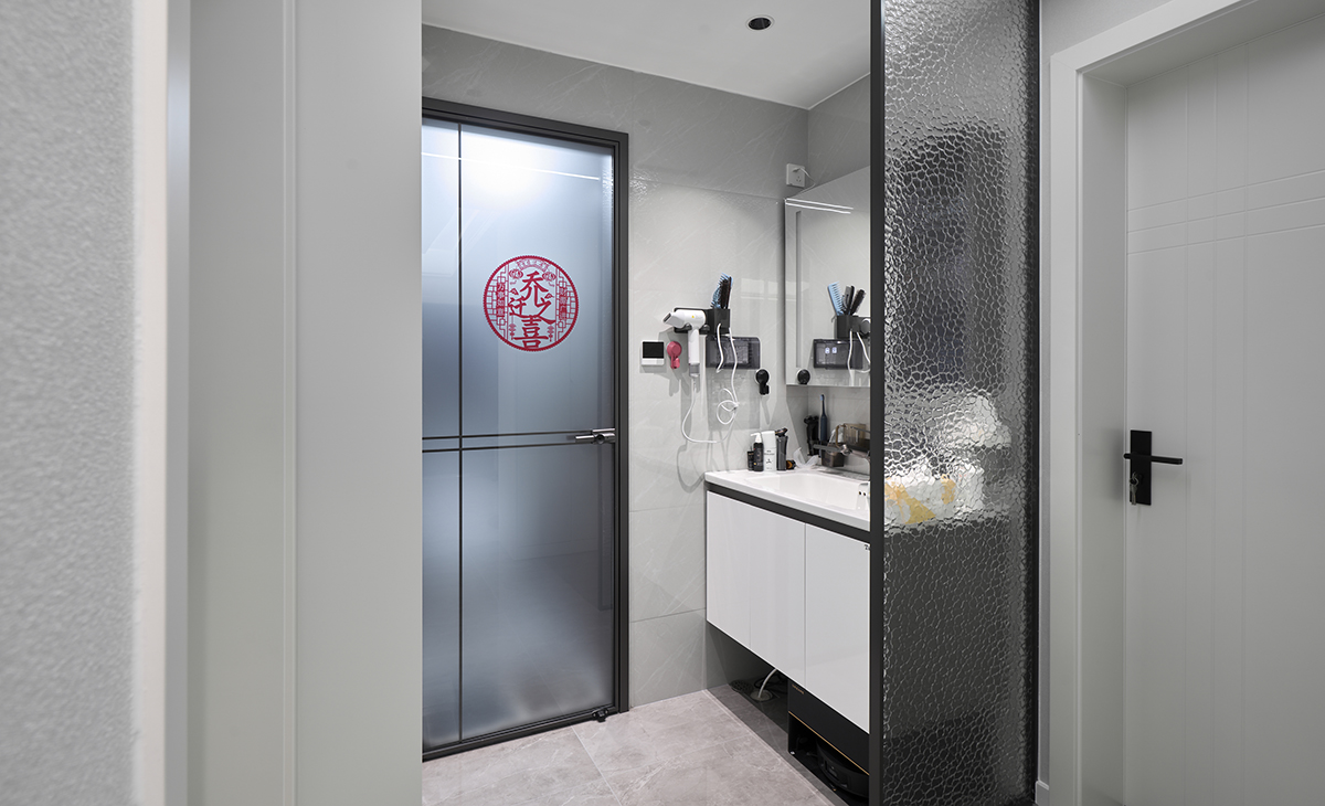 衛(wèi)生間整體采用灰黑木的組合，增添空間的精致感。布局注重整潔性和功能性，可通過合理設(shè)置洗漱臺、馬桶、淋浴區(qū)等區(qū)域，提高使用效率?。 