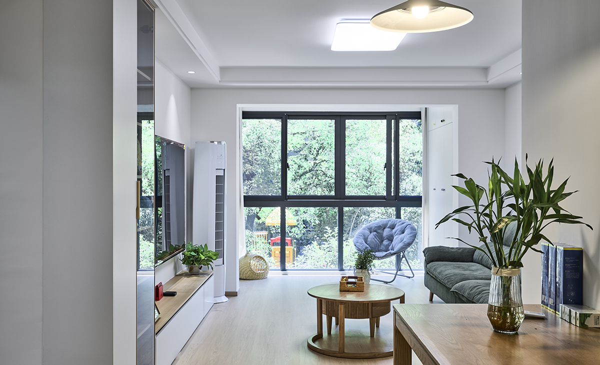 餐廳采用原木色實木家具，和地板顏色相呼應，空間方正大氣、上方金色邊框小吊燈和地板、餐桌相配，使空間在上部、中部和下部相呼應。