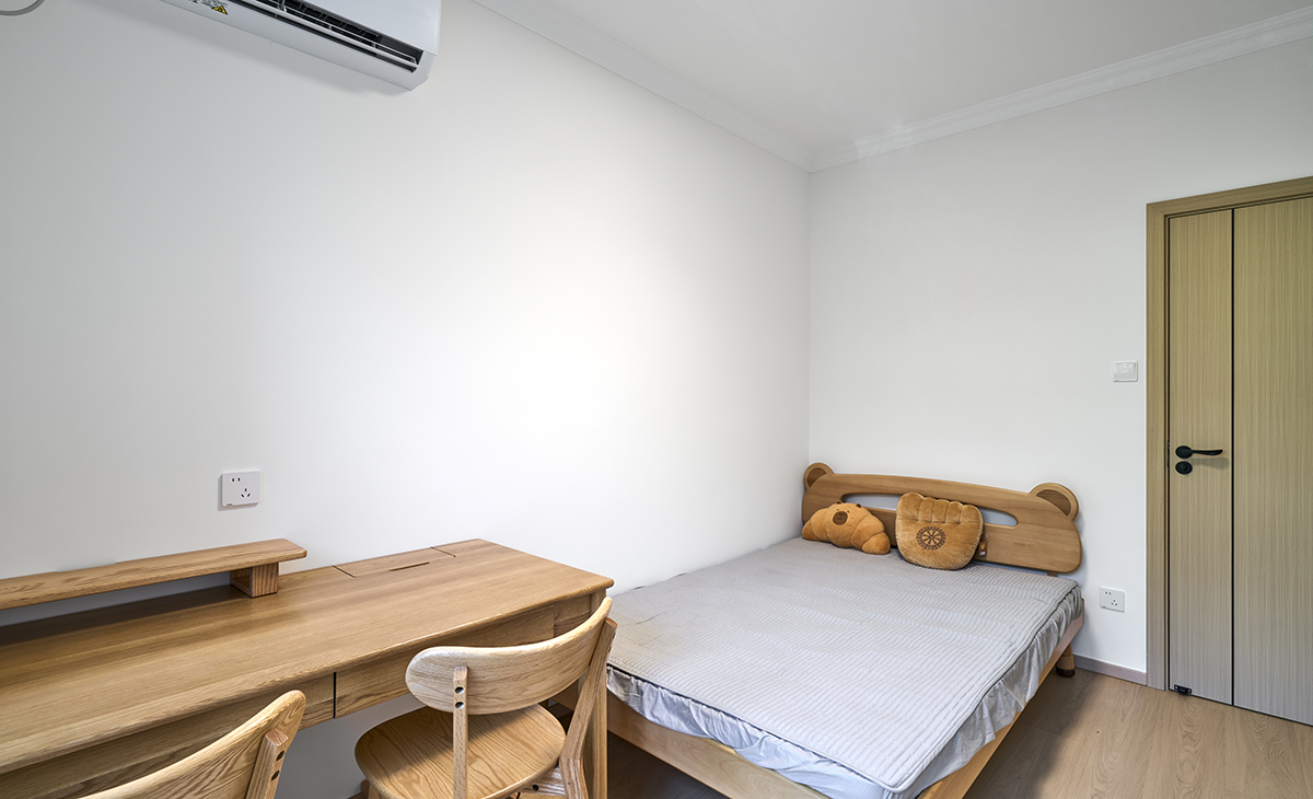 次臥是給未來小孩留的房間，現在主要是辦公和儲物，1200寬單人床，1400長雙人辦公桌，可以滿足主人的居家辦公需求。