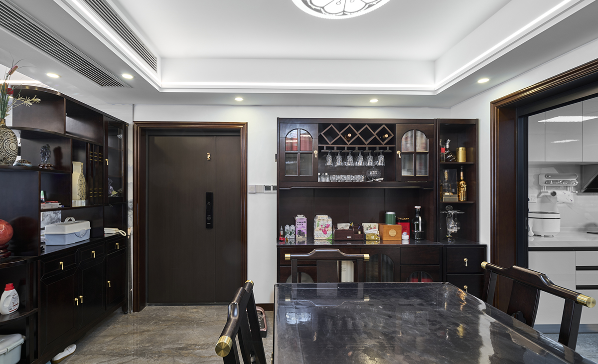 中式玄關，中式餐邊柜，中式吊燈，深色地磚，整潔干凈，方便打理，餐桌頂面吊燈是一大亮點，把空間點綴地恰到好處。