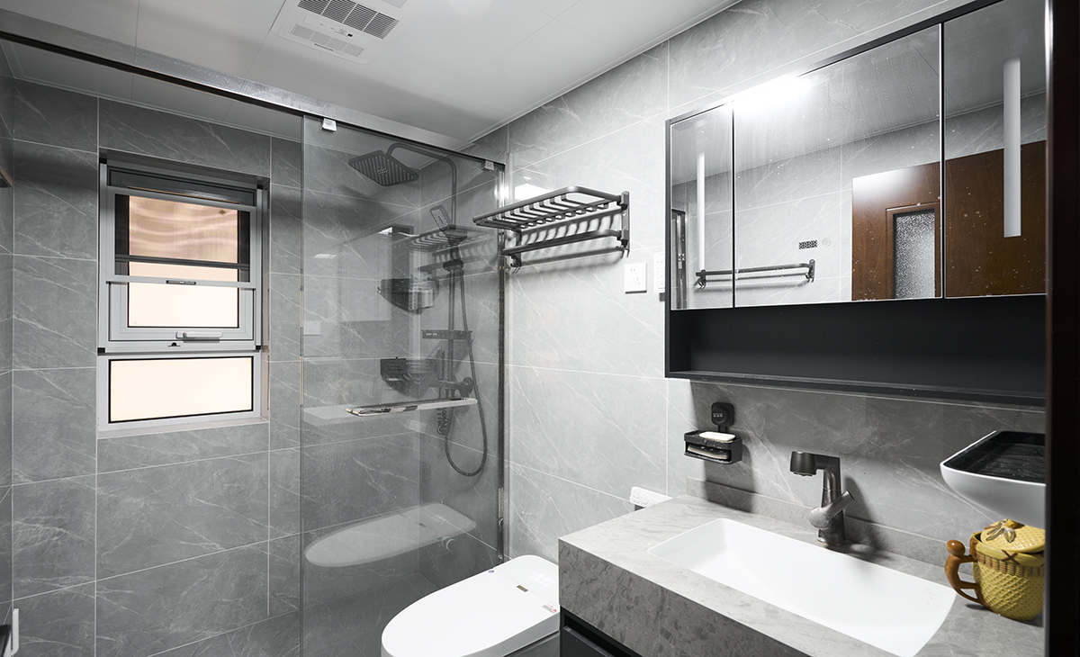 客衛淺灰色墻地磚，槍灰色臺盆柜，白色石英石臺面、槍灰色龍頭，智能馬桶，體現了客戶的高檔生活品質。