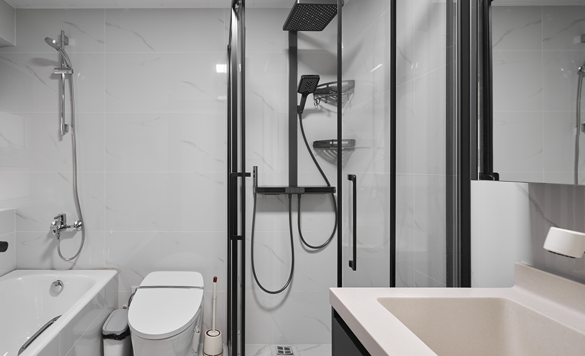 主衛有浴缸，有淋浴房，超大浴室柜，讓叔叔阿姨閑暇之余泡泡澡，生活很愜意。