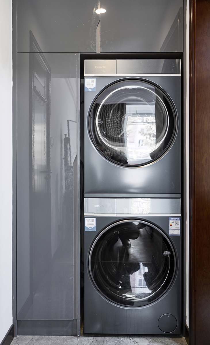 洗衣機、烘干機和家政柜，造型很平順，顏色很自然，體現人主人的高檔生活品質。