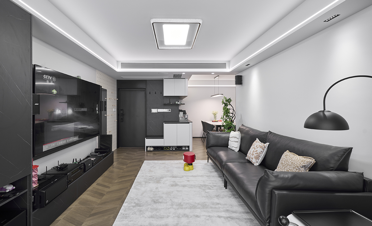 客廳作為住宅中的大空間，有足夠發(fā)揮的余地，材質(zhì)與表現(xiàn)形式的變奏，將細(xì)節(jié)填滿，融入主人個(gè)性的喜好，塑造此區(qū)域的獨(dú)有氣質(zhì)。