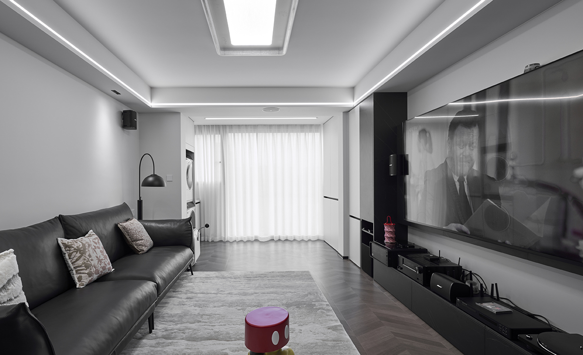 客廳作為住宅中的大空間，有足夠發(fā)揮的余地，材質(zhì)與表現(xiàn)形式的變奏，將細(xì)節(jié)填滿，融入主人個(gè)性的喜好，塑造此區(qū)域的獨(dú)有氣質(zhì)。