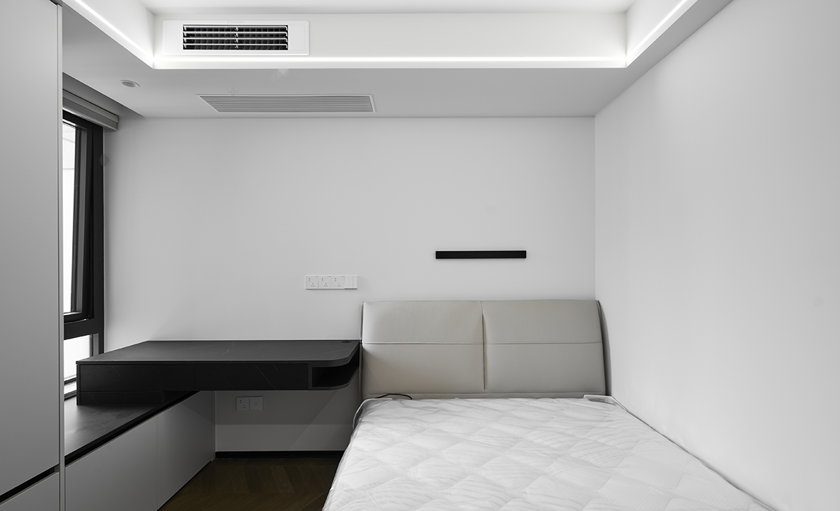 次臥以白色與淺灰色墻布作為主要配色，營造寧靜舒適的氛圍。結(jié)合石膏板做層次立方體，功能簡化為睡眠區(qū)?。
