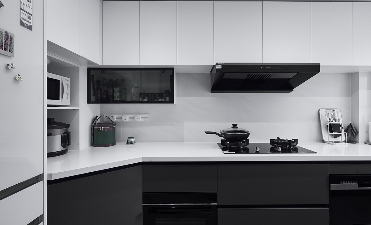 光影輕撫下，空間角落與紋理似被賦予生命，冷艷與深邃在光影交織中蔓延。此時(shí)，仿佛置身冷翡翠雕琢的夢(mèng)幻之境，清冷高雅的視覺盛宴悄然浸潤人心，令人沉醉忘憂。
