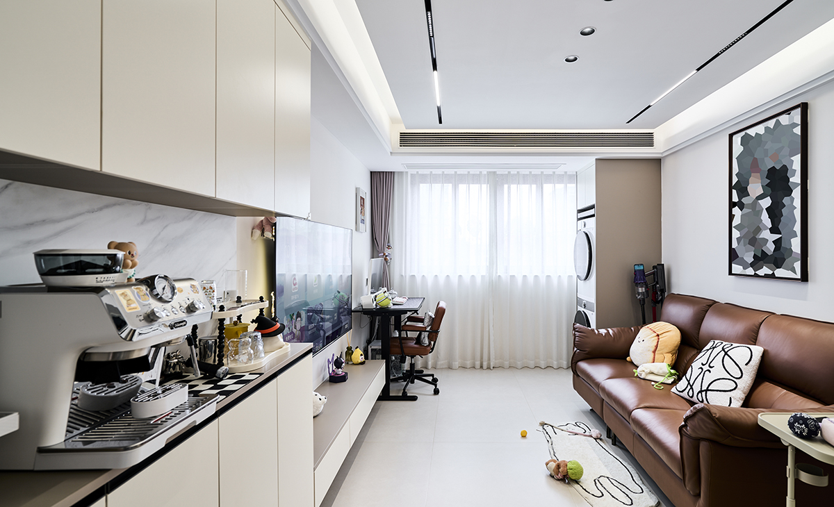 客廳是接待客人的空間、是家庭裝修的亮點所在、也是一家人活動頻率最高的區域，棕色皮質沙發，體現高端華麗，吊頂造型上采用懸浮石膏板+內嵌燈帶，奢華氣息很濃。地面采用柔光地磚，一點沒有光點反射。搭配中央空調造型吊頂和色調上無不給人華麗、高貴、溫馨的氣息。