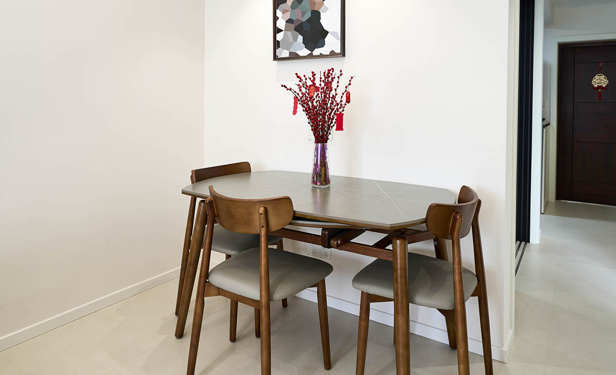 餐廳棕色實木餐桌椅加牛角凳，抽拉式的圓桌面，既節約了空間，又能滿足全家人團聚時的使用空間，造型上方中有圓，圓中有方，把現代風格詮釋的淋漓盡致。