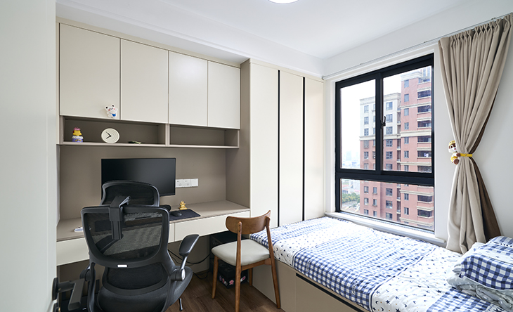 次臥空間不大，整體做了大衣柜加榻榻米床及連體寫字臺書柜，增加很多儲物空間，拿放也很方便，雙人位寫字臺滿足了以后小孩陪讀的功能需求，主人很是喜歡。