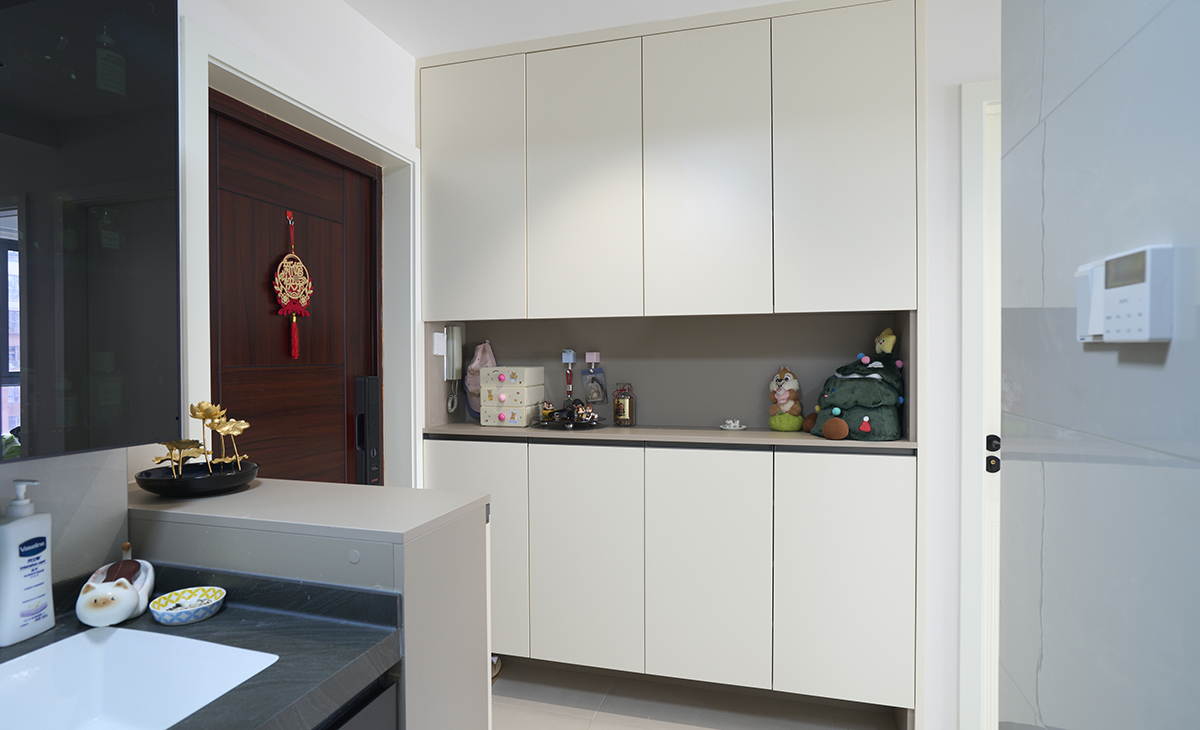 進門空間比較方正，鞋柜極大的滿足了主人的使用需求，對面更做了半高矮柜補充收納、玄關處的擺件把空間點綴地恰到好處。