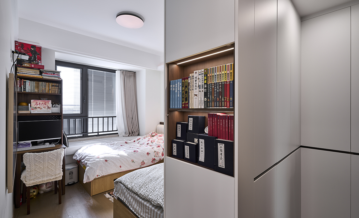 主臥是母女倆住，臥室比較大，隔了一個衣帽間，電腦桌，書柜，體現了教師世家的生活氛圍。