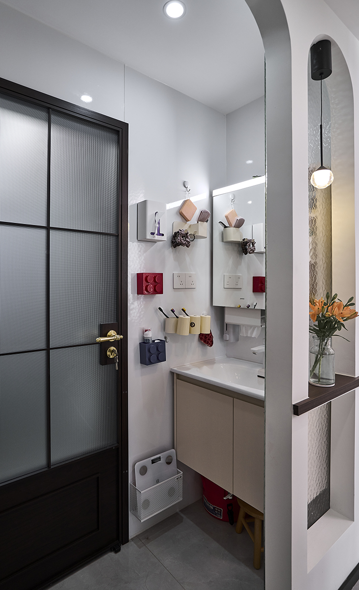 客衛彩用干濕分離布局，臺盆柜側面又布置了一個景點，白色陶瓷一體盆、原木色柜門，白色墻磚，槍灰色衛生間門以及墻上小物件，把空間利用的很完美。