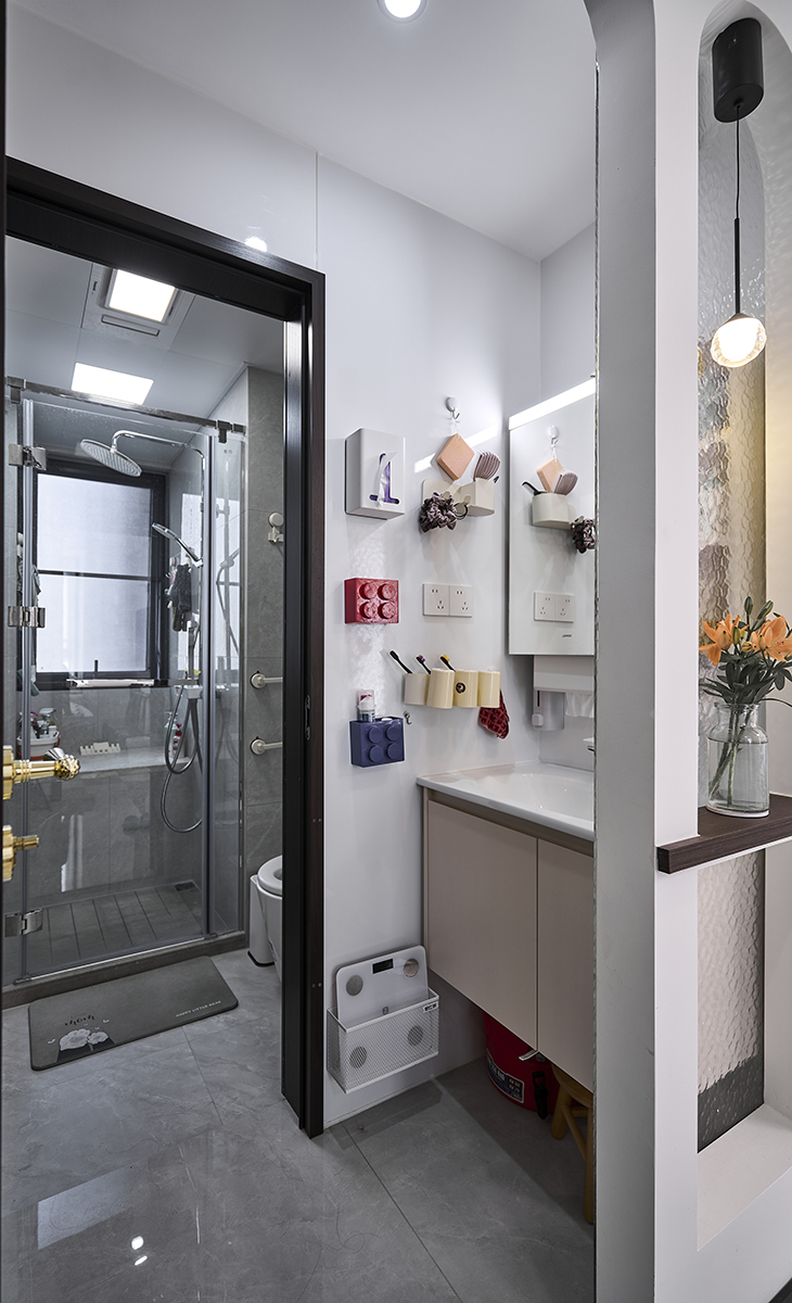  客衛濕區馬桶旁裝扶手，方便老人，淋浴房內小飄窗，可以讓老人坐著洗浴，體現助老化的設計，客戶對此非常滿意。