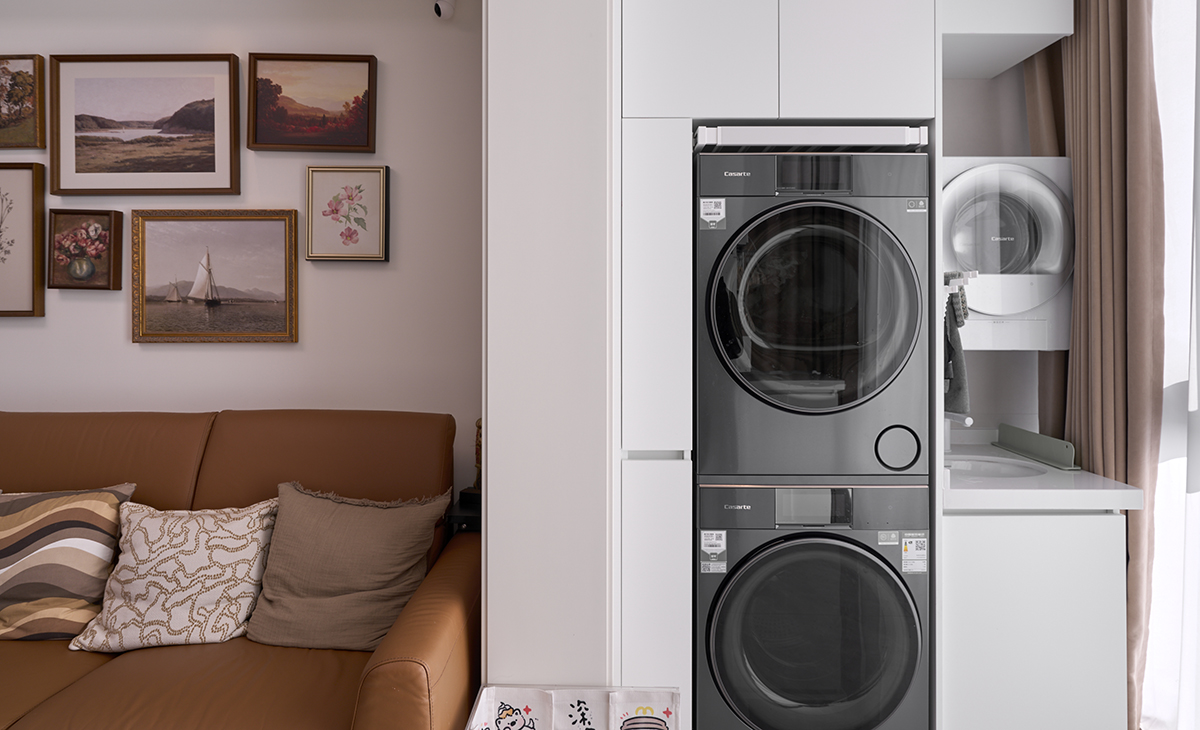 洗衣機、烘干機和家政柜，造型很平順，顏色很自然，體現人主人的高檔生活品質。