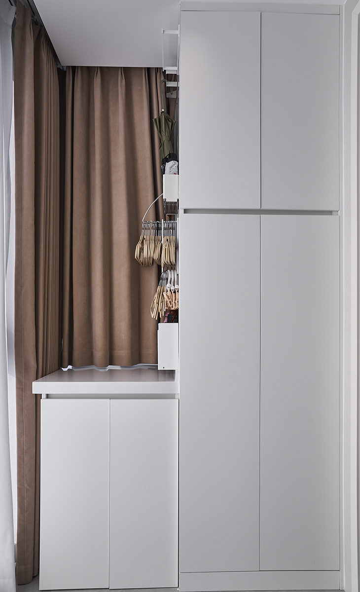 陽臺另外一邊主要是儲物，一組高柜放大件家政用品，一組矮柜下方放掃地機器人。