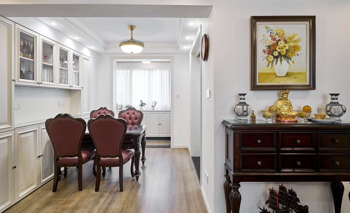 強調家庭聚餐的儀式感與溫馨氛圍，是一個承載節日記憶與日常歡樂的場所。雙眼皮圍邊的造型，玄關處的花瓶把空間點綴地恰到好處。