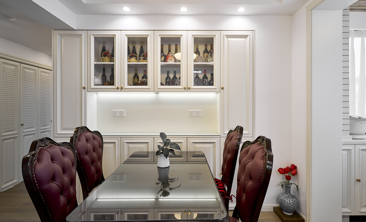 實木餐邊柜不可或缺，用于收納餐具、酒具，臺面可擺放咖啡機、裝飾鏡、燭臺等，兼具實用與展示功能。