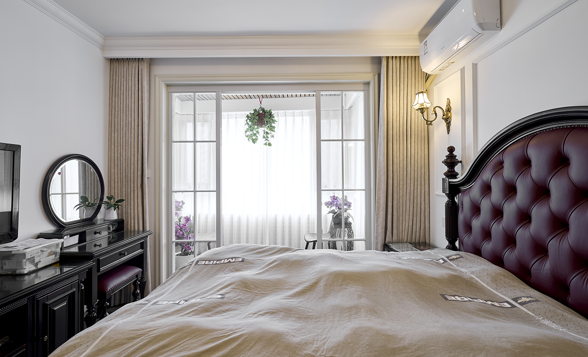 創造一個完全放松、能夠卸下疲憊的休憩空間，強調安全感與舒適度。
高柱床或帶有厚實軟包床頭板的床架是視覺焦點。床品強調高品質的純棉或亞麻材質，層次豐富的枕頭和披毯是標配。深色實木衣柜和床頭柜提供充足的收納。