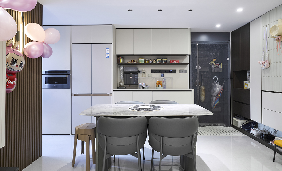 餐廳空間比較方正，冰箱和餐邊柜連成一體，中間有管線機(jī)、頂面吊燈是一大亮點(diǎn)，頂面無(wú)主燈設(shè)計(jì) 燈光照度恰到好處，防盜門后面也利用起來(lái)。增加收納