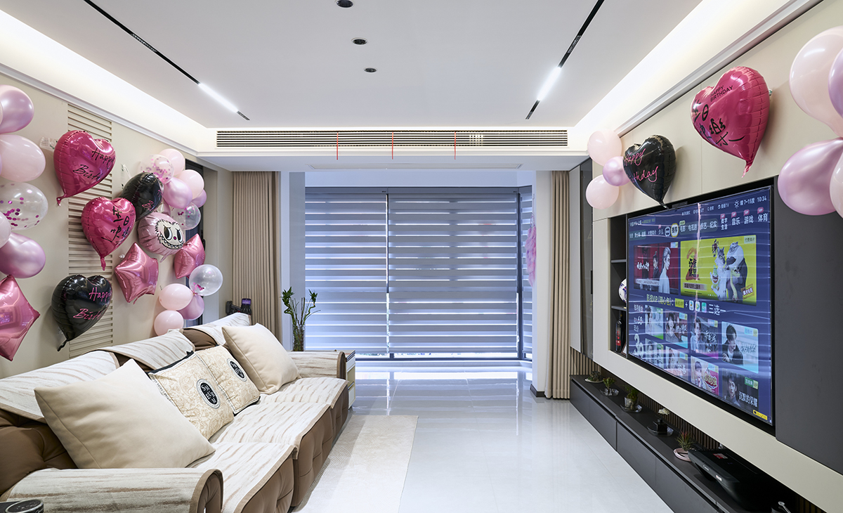 電視背景墻用組合柜，既增加儲(chǔ)物空間，又增加美感，空間方正大氣、電視機(jī)內(nèi)嵌柜體內(nèi)，整體空間利用率高，裝飾柜開(kāi)放格，抽屜等增加收納 讓空間很豐富。