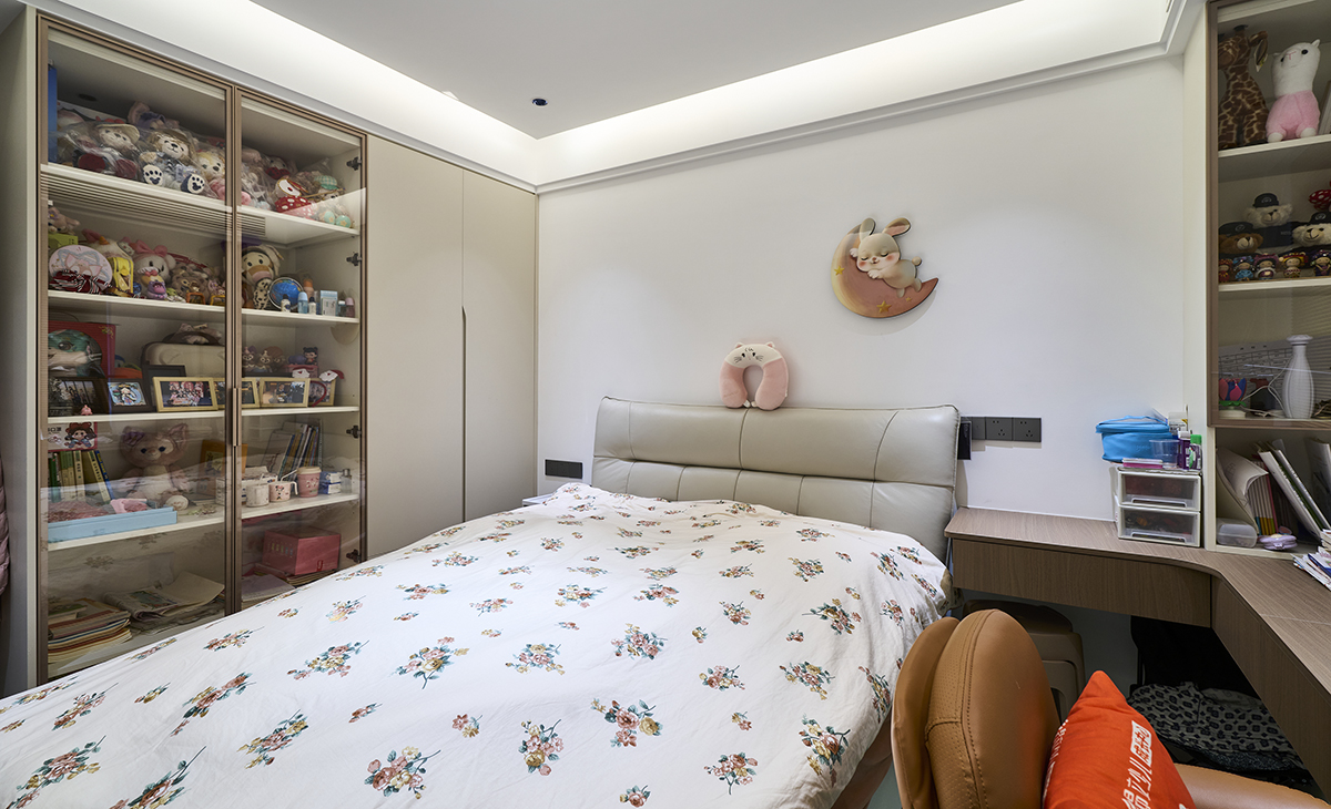 次臥空間不大，但利用飄窗的空間做一個(gè)六抽屜柜，增加很多儲(chǔ)物空間，拿放也很方便，榻榻米床下也有很多儲(chǔ)物空間，大轉(zhuǎn)角書桌足夠小孩的學(xué)習(xí)空間。頂面的燈像綠值一樣可愛(ài)，女兒很是喜歡。
