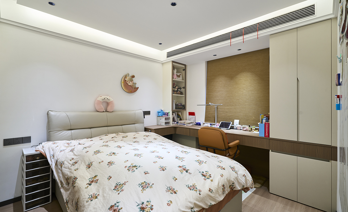 女兒臥室增加出窗戶轉(zhuǎn)角柜 書柜和收納  墻面留白處增加軟磁 方便平時(shí)寫寫畫畫，對(duì)面增加陳設(shè)展示柜和衣柜。功能上又能互補(bǔ) 床頭增加卡通燈 顯得俏皮可愛(ài)