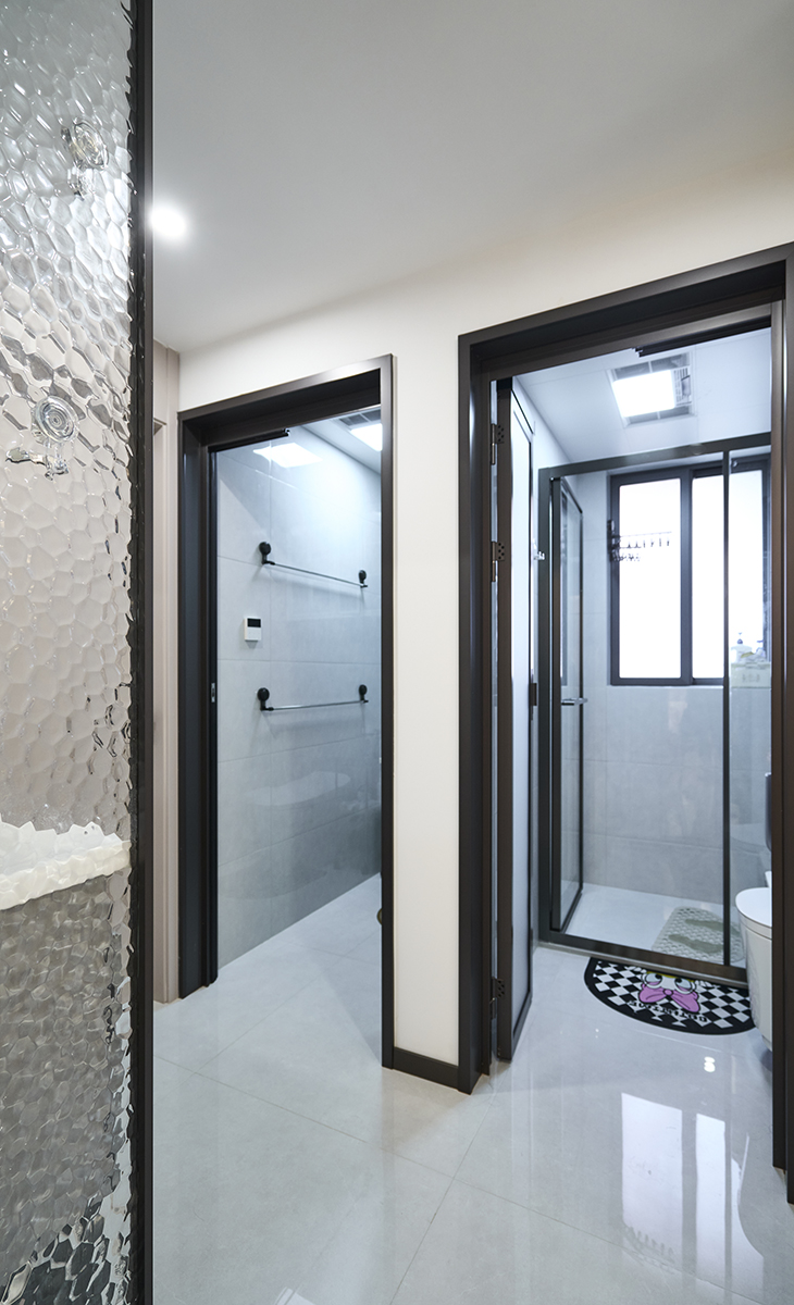 衛(wèi)生間一改二平時(shí)早高峰不會(huì)出現(xiàn)搶廁所的情況。地面做同層排水和掛壁馬桶 
兩個(gè)衛(wèi)生間做PT門處理 節(jié)省空間 做到干濕分離 