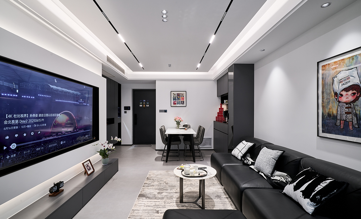 以 皮質(zhì)沙發(fā)為中心，搭配圓形巖板茶幾，形成開(kāi)放的互動(dòng)場(chǎng)域，適配日常休閑、小型聚會(huì)等場(chǎng)景。