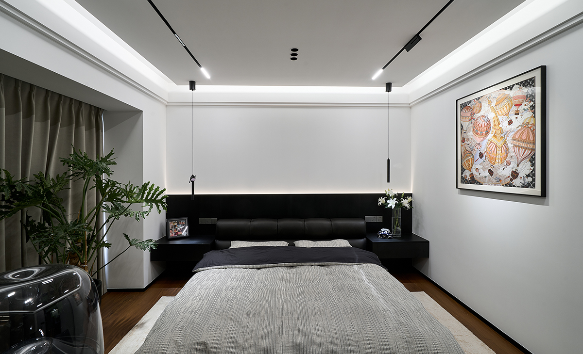 以 “睡眠 + 休閑 + 收納” 為核心，延續(xù)整體空間的暗調(diào)極簡(jiǎn)基因，打造兼具靜謐睡眠氛圍與個(gè)性化休閑功能的私享臥室，適配都市人群 “沉浸式放松” 的生活需求