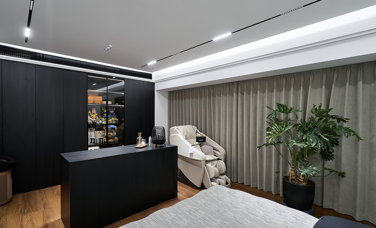 床側(cè)嵌入 “多功能桌 + 按摩椅” 組合，既滿足臨時(shí)辦公需求，又可作為放松休憩的 “躺平角”；