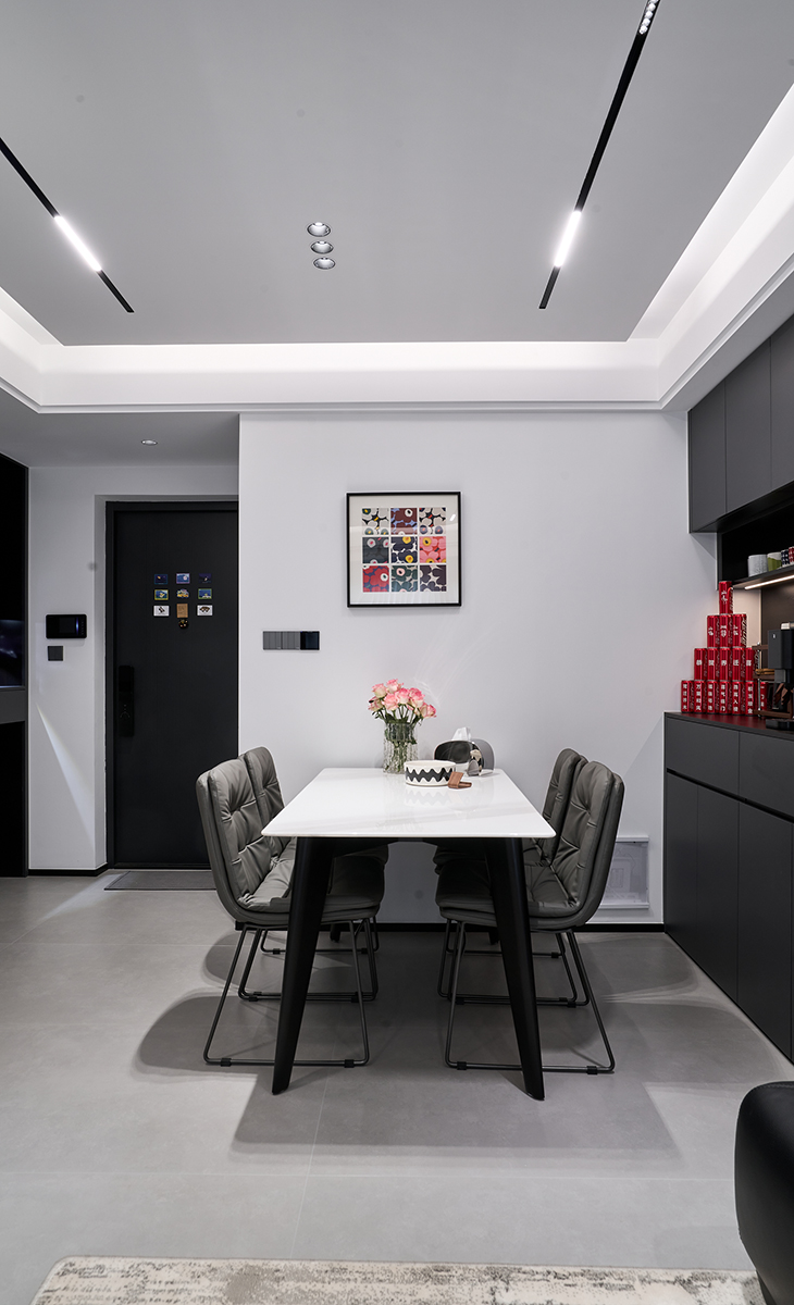 延續(xù)整體空間的現(xiàn)代暗調(diào)基因，以 “用餐 + 輕休閑” 為核心，打造兼具秩序感與生活溫度的復(fù)合型餐廳，適配日常用餐、咖啡小聚等場(chǎng)景。