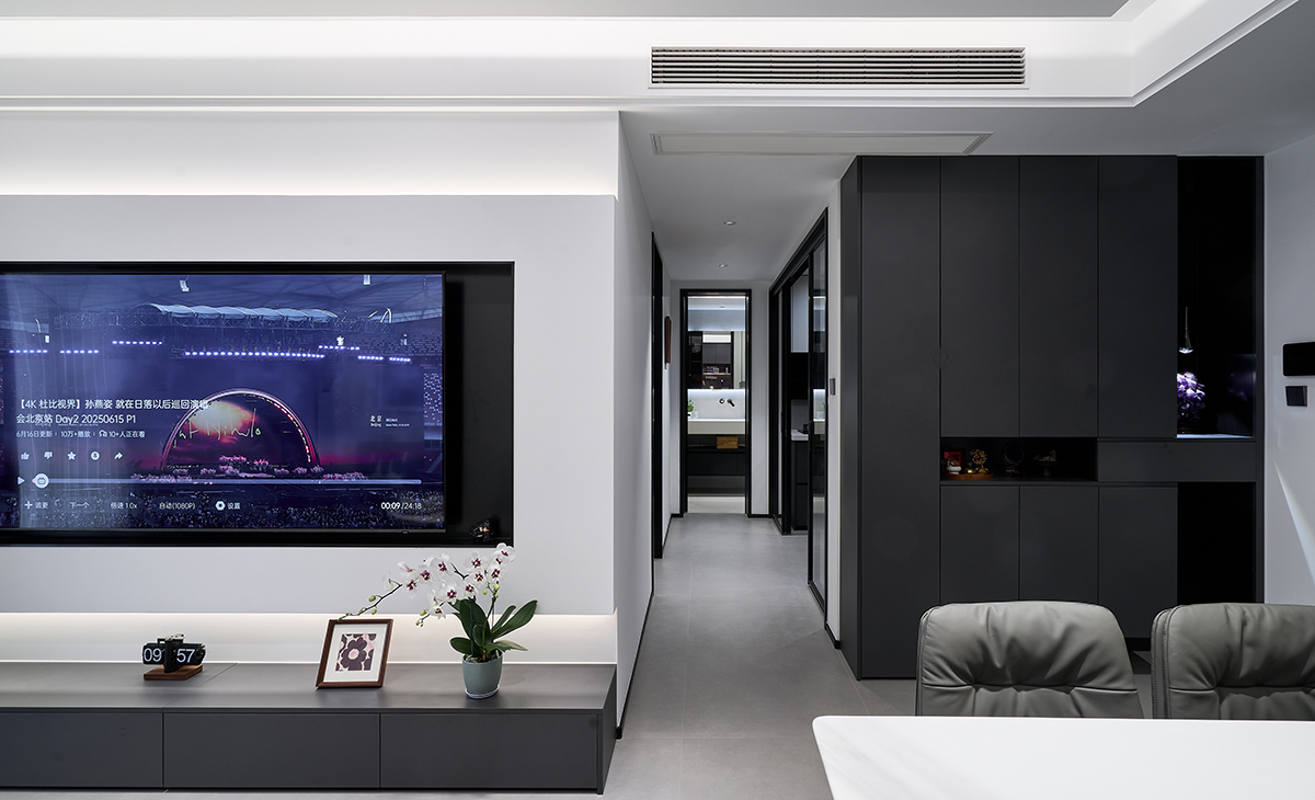 以 “黑白灰” 為基礎(chǔ)色調(diào)，通過(guò)藝術(shù)版畫（卡通形象 + 色彩涂鴉）、粉玫瑰 / 蝴蝶蘭等花藝點(diǎn)綴，打破冷調(diào)沉悶，注入個(gè)性與生活溫度。