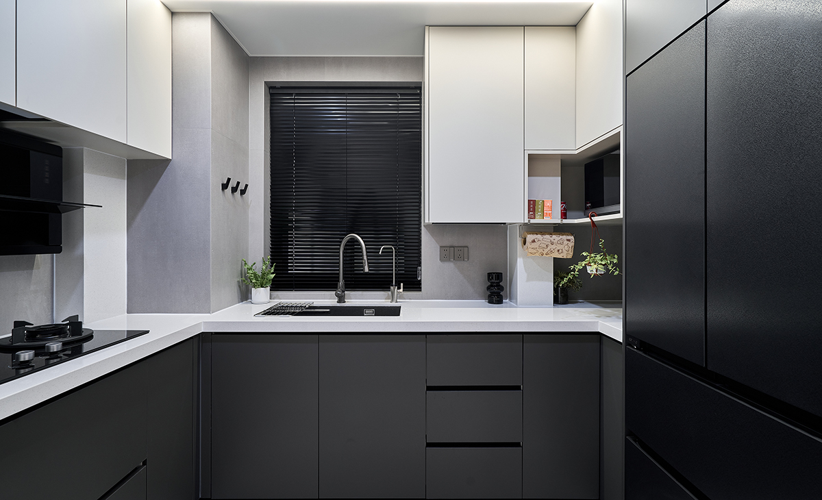 以 “白 + 深灰 + 黑” 為基礎(chǔ)色調(diào)，通過(guò)黑色百葉窗、金屬水龍頭強(qiáng)化冷調(diào)質(zhì)感；點(diǎn)綴小盆綠植（蕨類、懸掛植物），柔化硬質(zhì)空間的疏離感。