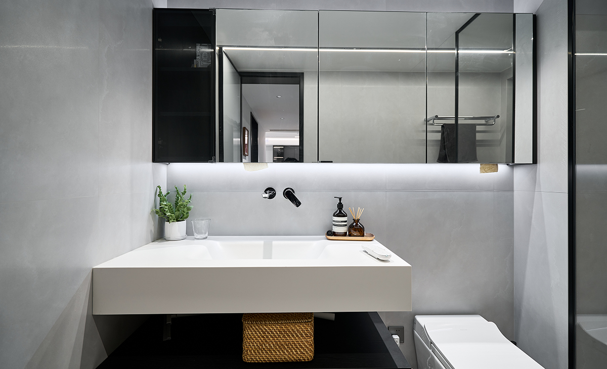 延續(xù)整體空間的暗調(diào)美學(xué)，以 “整潔實(shí)用 + 放松療愈” 為核心，打造兼具視覺(jué)高級(jí)感與使用舒適度的現(xiàn)代衛(wèi)生間，適配都市人群 “洗漱 + 解壓” 的雙重需求。