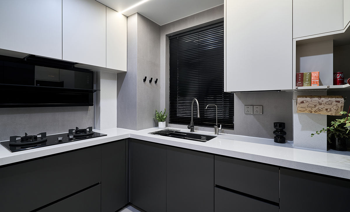 延續(xù)整體空間的暗調(diào)質(zhì)感，以 “高效烹飪 + 整潔收納” 為核心，打造兼具視覺(jué)高級(jí)感與實(shí)用便利性的現(xiàn)代廚房，適配都市家庭 “輕烹飪 + 重整潔” 的生活需求。
