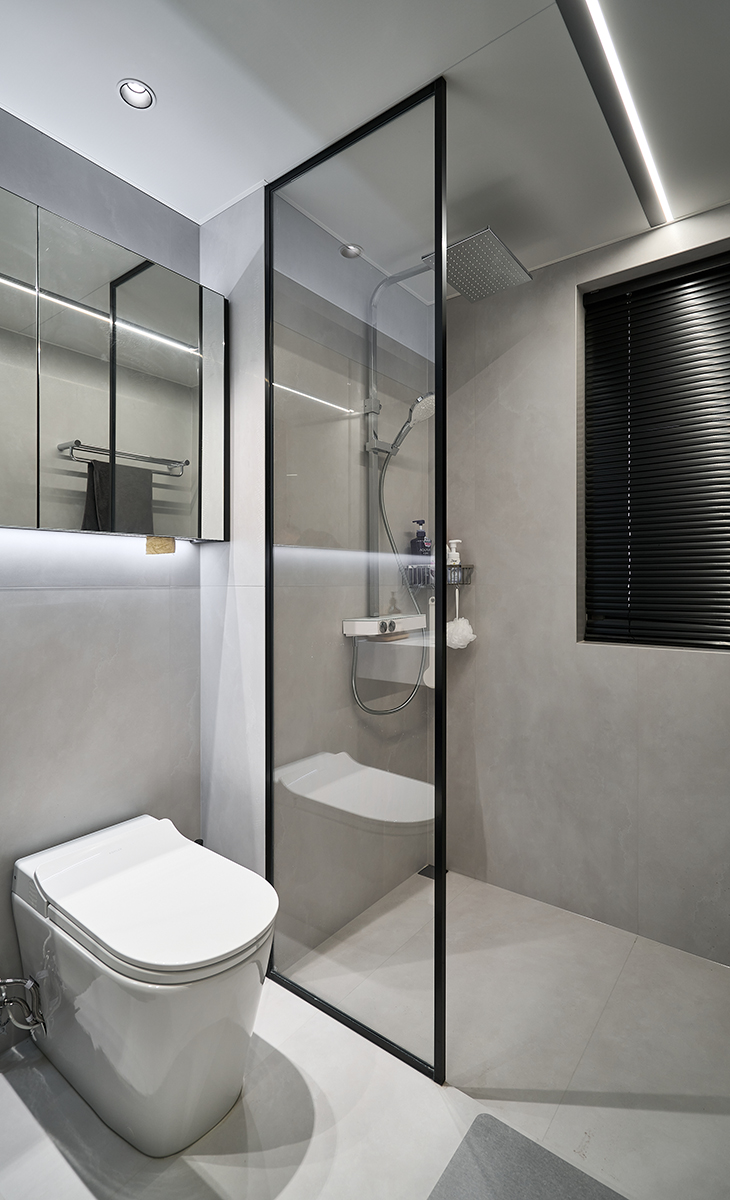 采用玻璃隔斷式干濕分離，劃分 “洗漱區(qū) - 如廁區(qū) - 淋浴區(qū)” 三大功能區(qū)