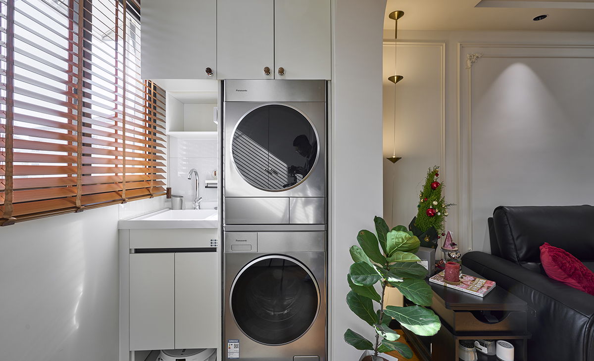 陽臺洗衣柜做在沙發同側，光線好并且不擋的同時，做沙發上還不會一眼看到，兼顧了隱私性