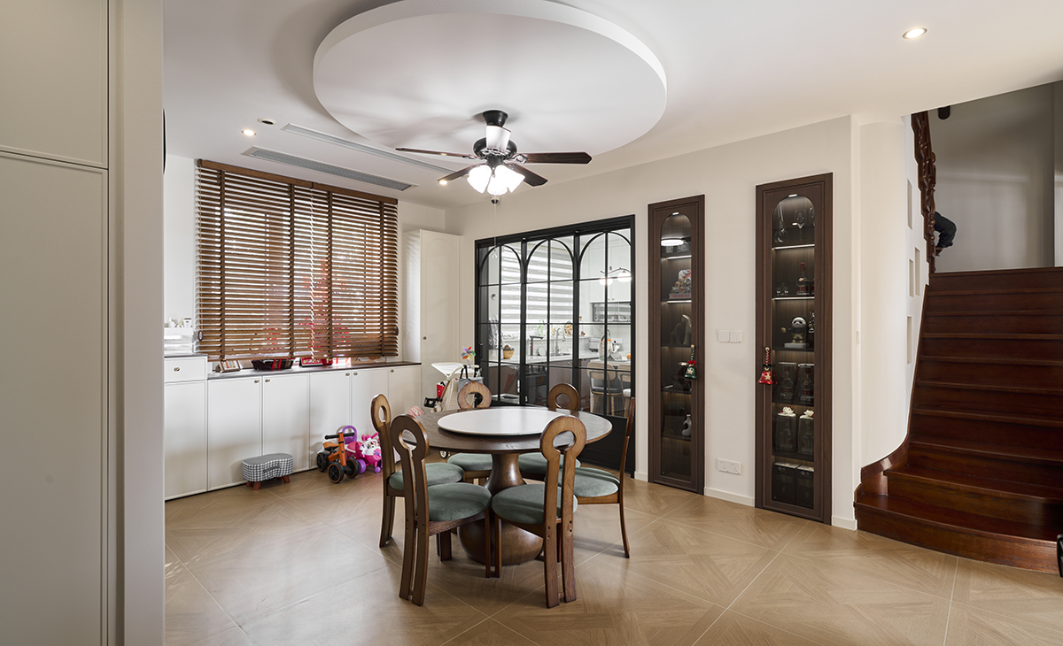 連著窗戶做定制柜、增加餐廳收納儲(chǔ)物空間，餐邊柜的玻璃燈帶，既照亮收納的精致，又添加空間層次感，實(shí)用與顏值雙向拿捏。