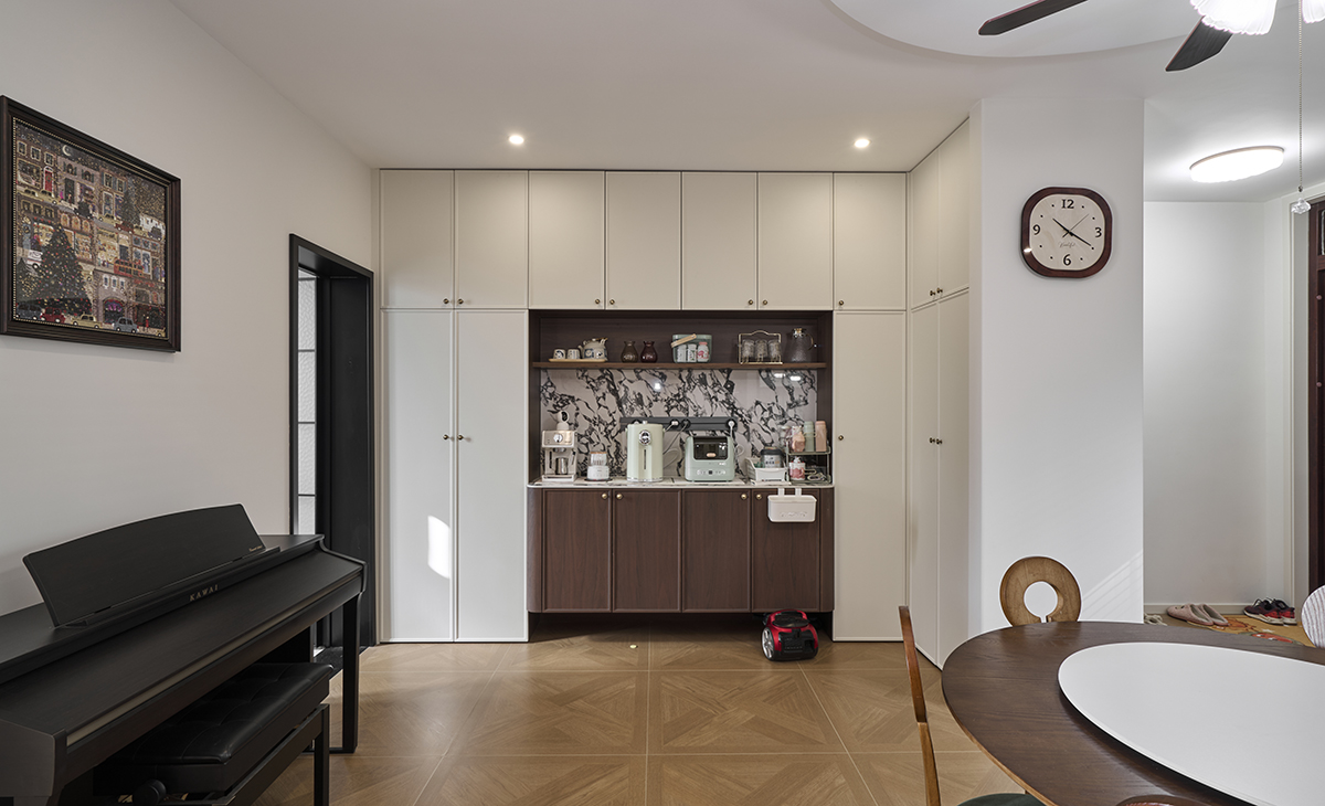 白色門板托出胡桃木自然肌理，細(xì)膩花紋不喧賓奪主，只添幾分高級(jí)感。不雕不琢，取胡桃木原生紋理，配素白柜體，簡約中見質(zhì)感。