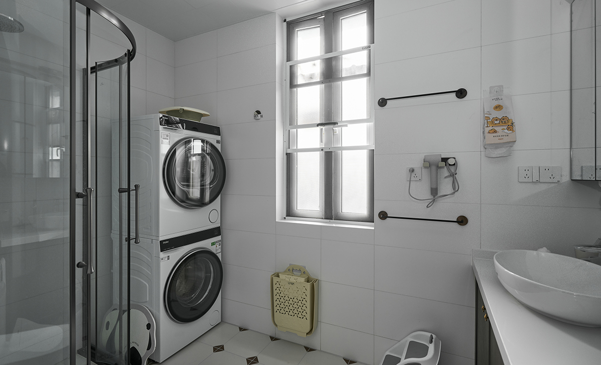 以通體白色瓷磚為主，干凈好打理，搭配黑色金屬配件（毛巾?xiàng)U、淋浴房框）做線條點(diǎn)綴，簡約不單調(diào)。花磚細(xì)節(jié)：地面用了白色底 + 棕色小菱形花磚，沒有大面積鋪陳，只以小圖案點(diǎn)綴，既保留了花磚的精致感，又不會(huì)讓小空間顯得雜亂。  