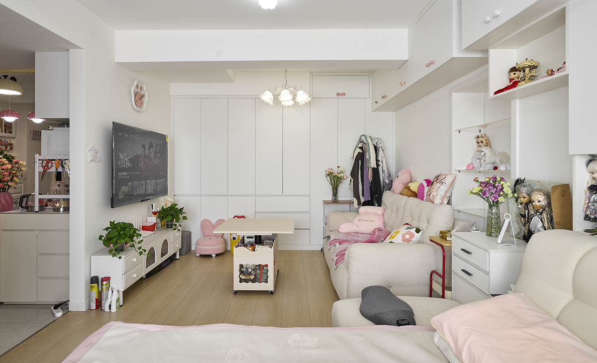 客廳是打造一個?“寧靜治愈的社交起居核心”?或?“靈活多功能的現代家庭廳”，利用沙發后墻或側墻做嵌入式收納，藏八露二，保持視覺整潔，通過科學的布局、和諧的色彩與材質搭配、以及富有層次的燈光，最終實現功能、美感與舒適度的完美平衡。