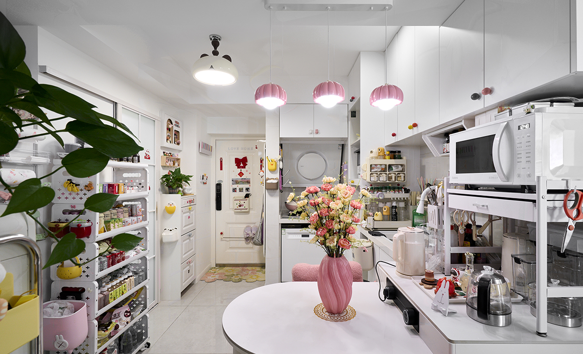 廚房空間打造一個?“高效流暢、安全健康、充滿互動感的家庭烹飪中心”。它不僅是食物加工廠，更是家人交流、分享生活的場所，島臺是社交核心，下方可設計為抽屜、開放格或酒柜，所以通過科學的設計“工作三角”和人體工學設計，將繁瑣的烹飪過程轉化為一種流暢、舒適的體驗；通過層次分明的燈光和精心挑選的材質，讓勞作空間充滿美感與溫度。最終實現，它成為一個不僅產出美食，更凝聚家人、創造美好記憶的核心場所。